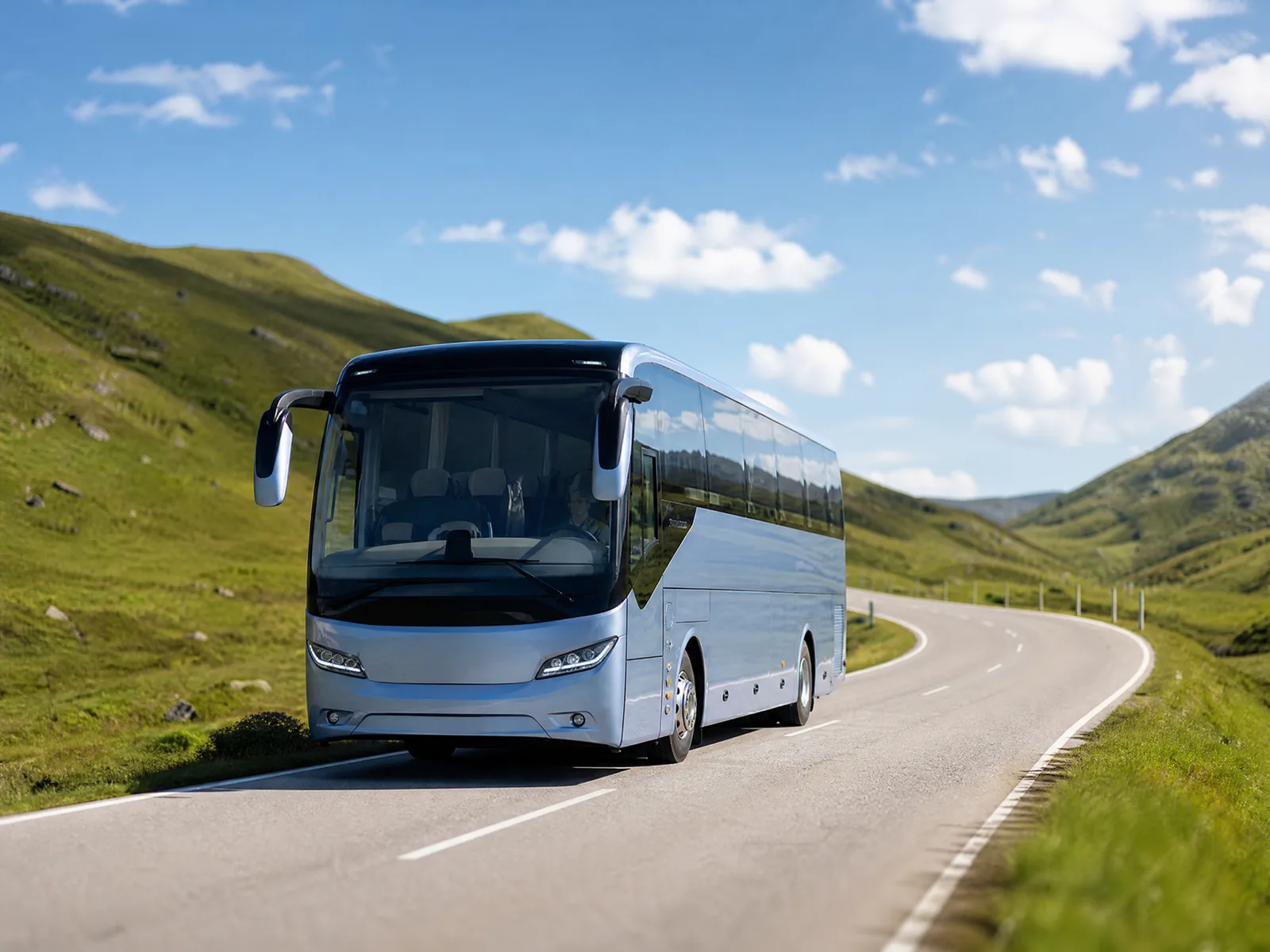 Linienbus an einer Haltestelle, von der Seite gesehen