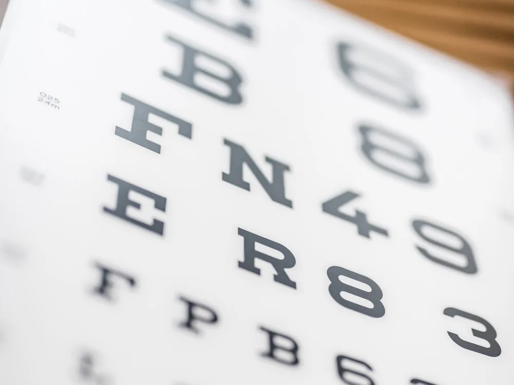 Sehtafel mit Buchstaben- und Zahlenreihen, wie sie beim Sehtest verwendet wird